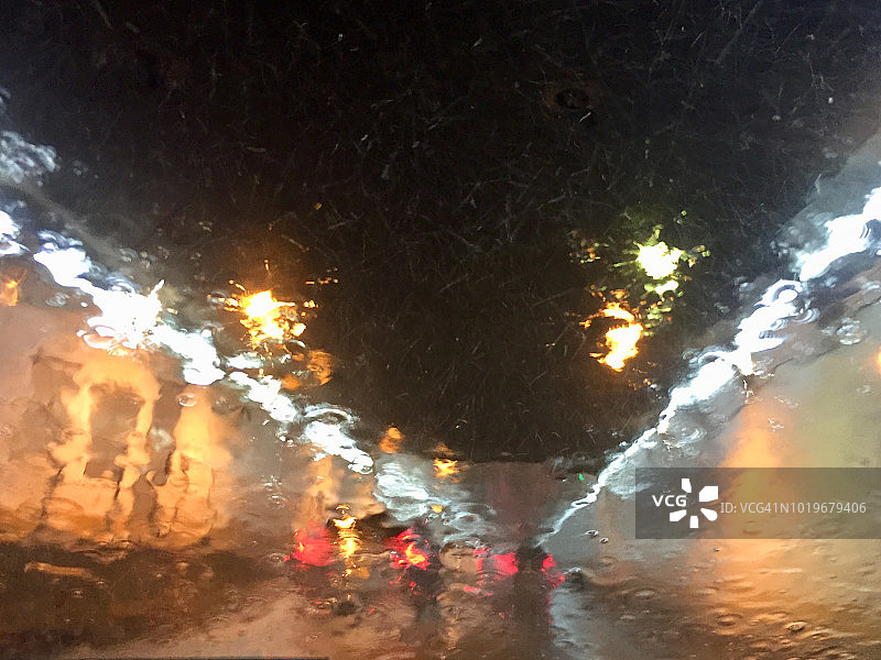 暴雨中进入荷兰隧道的公路景观图片素材