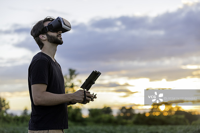 男人戴着VR眼镜操控无人机图片素材