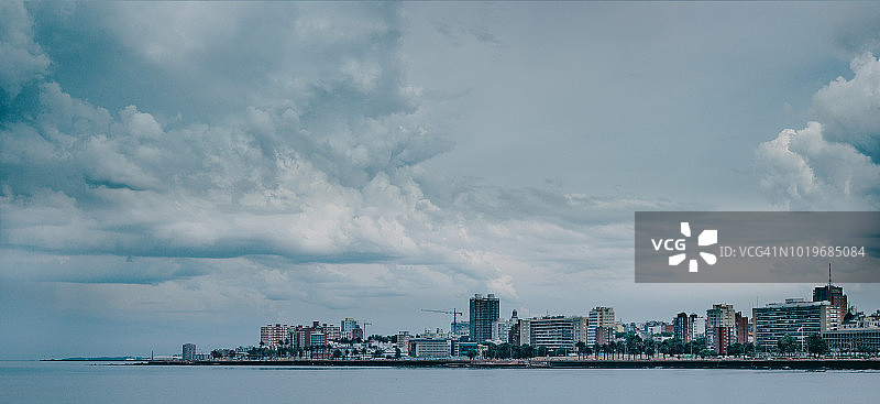 乌拉圭蒙得维的亚海岸线城市风暴景色图片素材