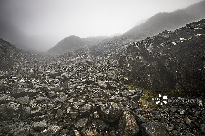 登山：在碎石坡上徒步前往斯凯岛的黑库林山脊图片素材