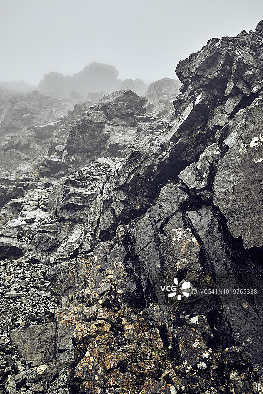 斯凯岛低能见度下的破碎岩层、登山、徒步旅行图片素材