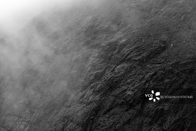 特写：岩石表面和云彩，斯凯岛图片素材