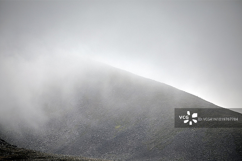 凯恩戈姆山，苏格兰高地的云雾山丘图片素材