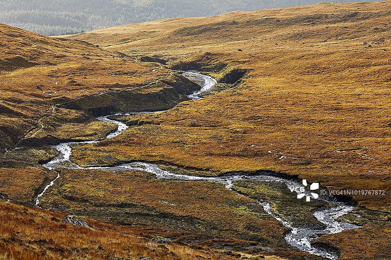 斯凯岛的蜿蜒山间溪流图片素材