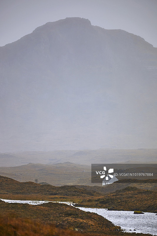 斯凯岛雨雾中的山脉和小屋图片素材