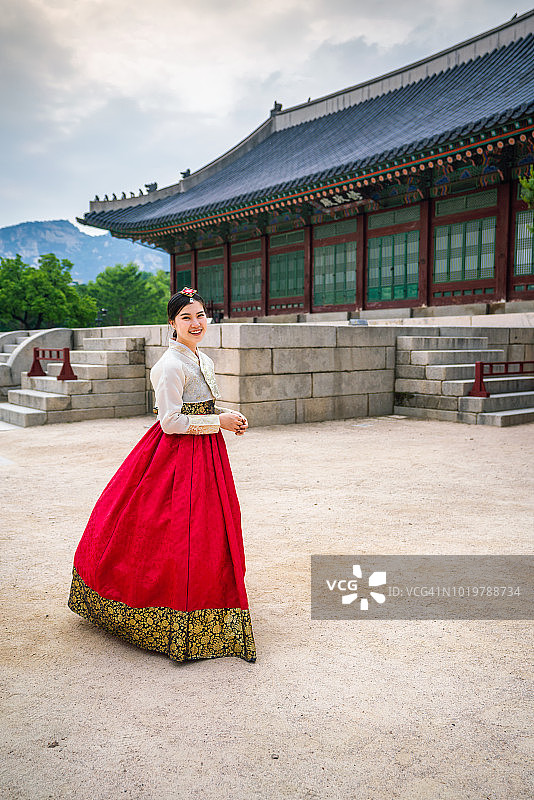 穿着韩服的女孩与韩国传统建筑图片素材