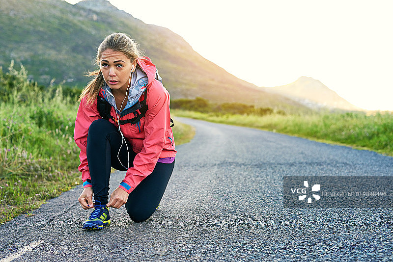 确保她的鞋带系紧图片素材