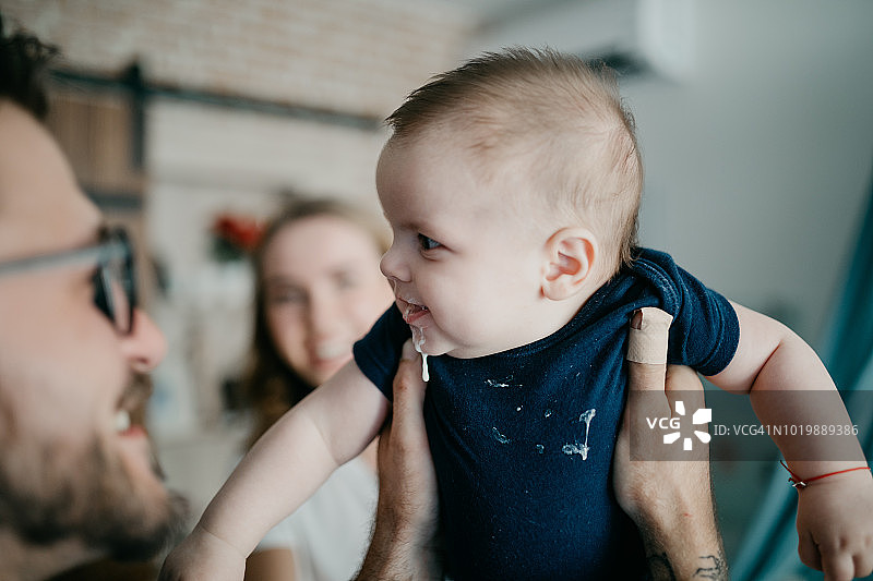 婴儿身体不适并呕吐图片素材