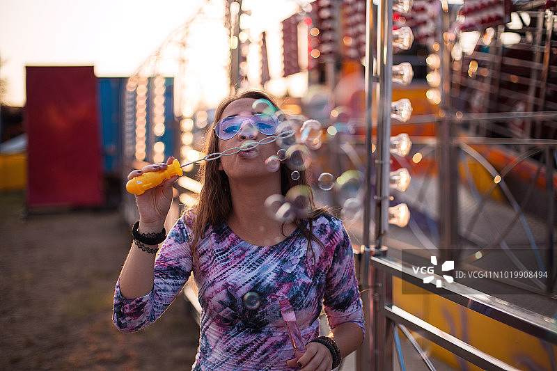 游乐场里的女孩图片素材
