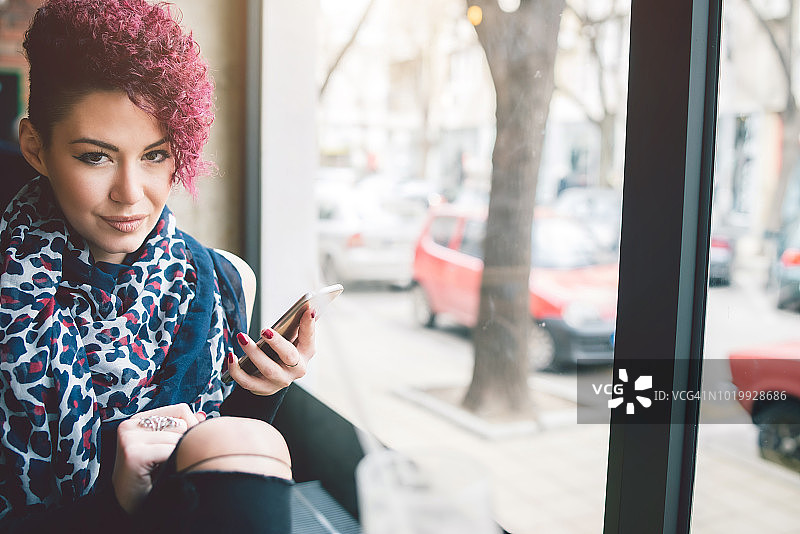 咖啡馆里的短发女孩图片素材