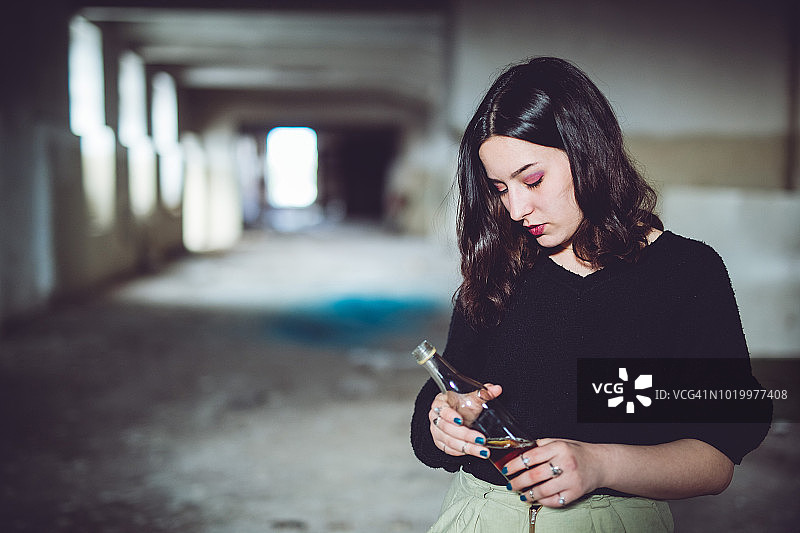 借酒消愁图片素材