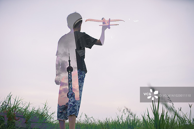 儿童与飞机玩具的双重曝光肖像图片素材