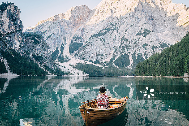 一位在划艇上的女士的背影图片素材