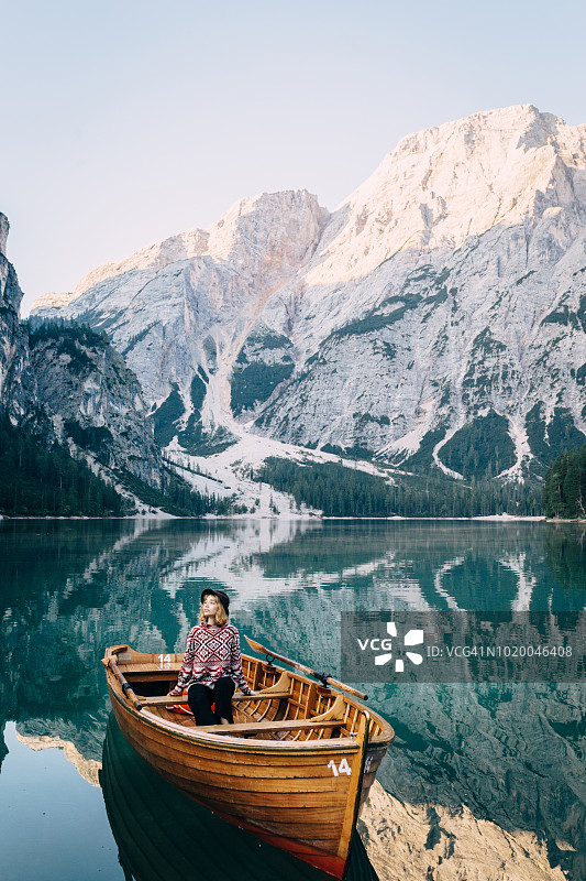 在划艇上的年轻女人图片素材