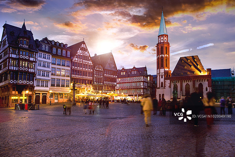 黄昏时分法兰克福老城广场的人们图片素材