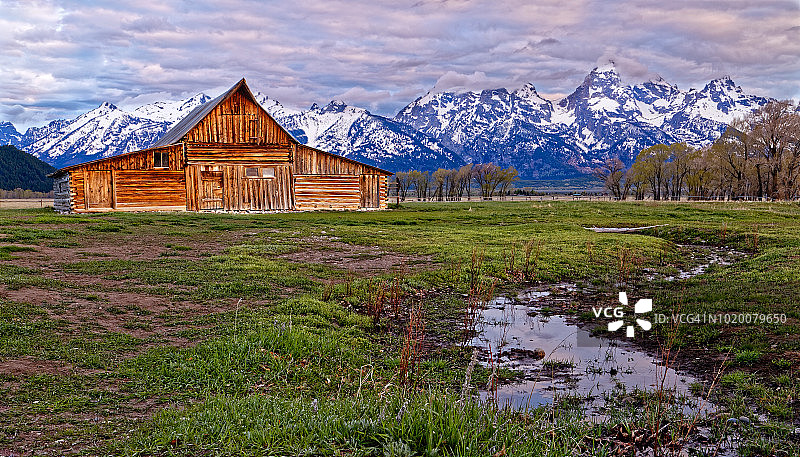 T A 莫尔顿谷仓重游图片素材