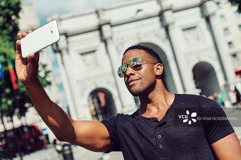 成年男人在伦敦旅行并探索著名景点图片素材