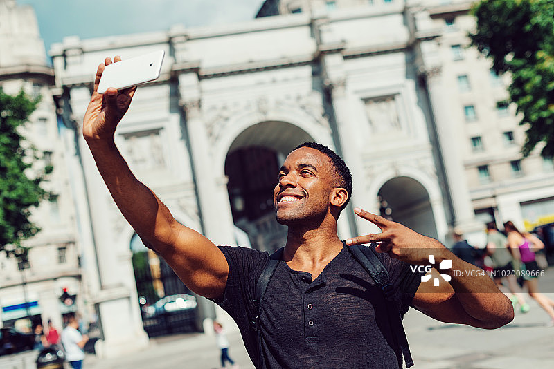 成年男人在伦敦旅行并探索著名景点图片素材