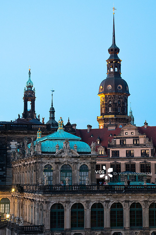 二战后重建的茨温格宫夜景，德累斯顿图片素材