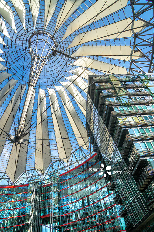 德国柏林波茨坦广场索尼中心的开放式屋顶与办公楼图片素材