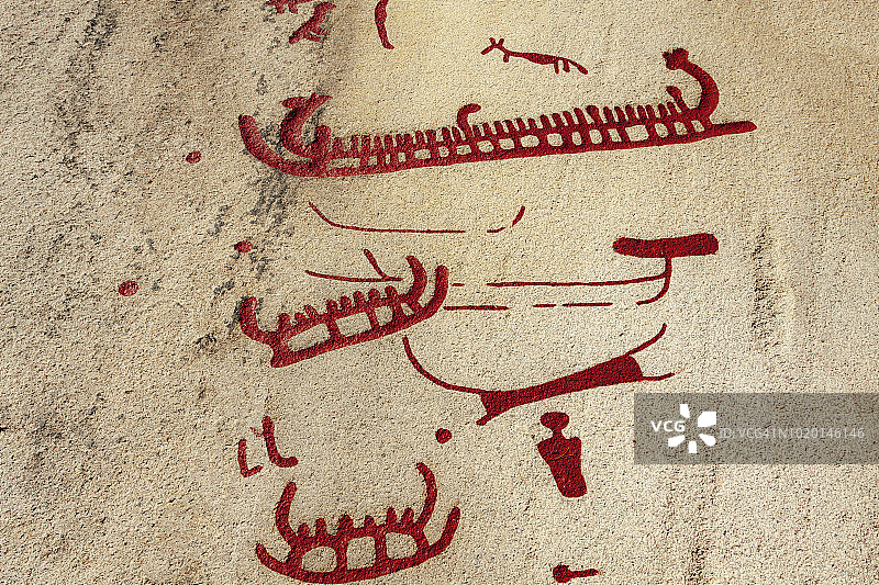 在瑞典西约塔兰省塔努姆的青铜时代独木舟岩石雕刻图片素材