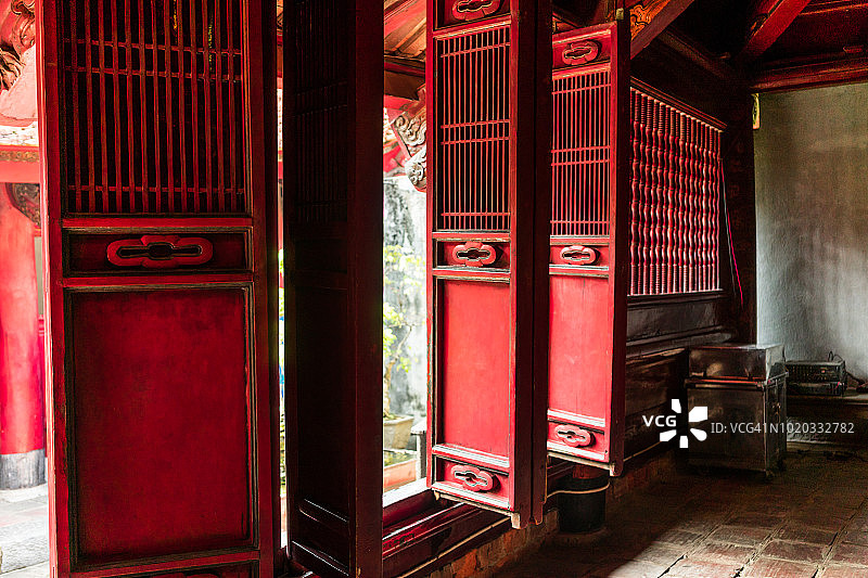 越南河内文庙亭阁内的传统门扉细节图片素材