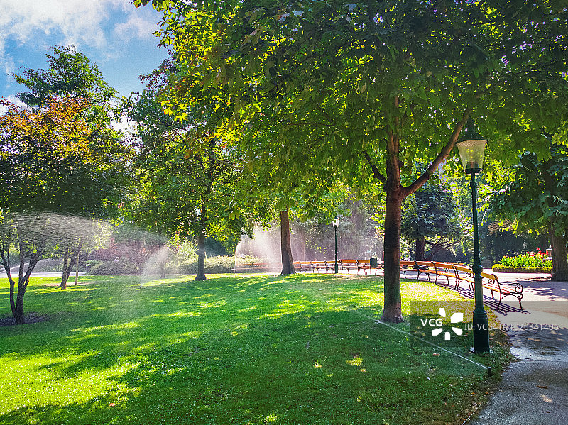 夏季维也纳城市公园草坪浇水图片素材