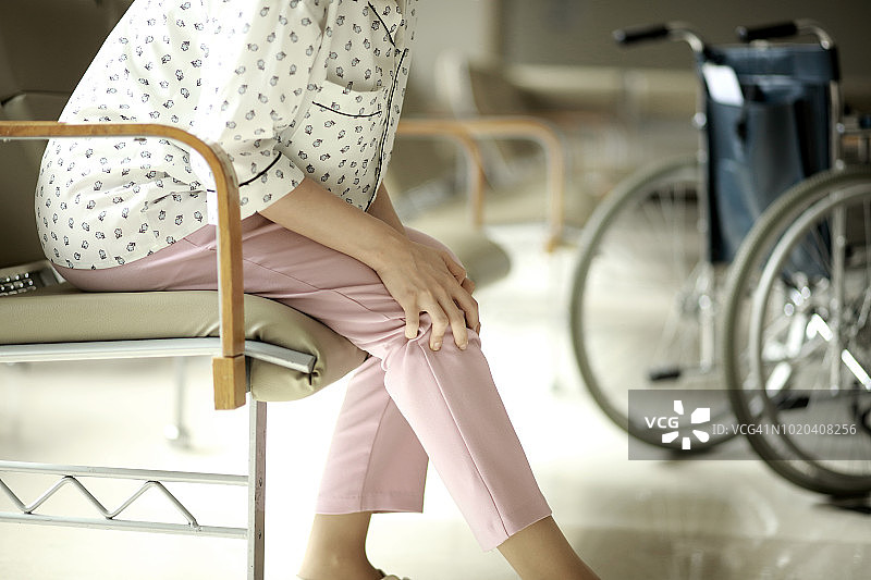 医生检查膝盖疼痛的病人图片素材