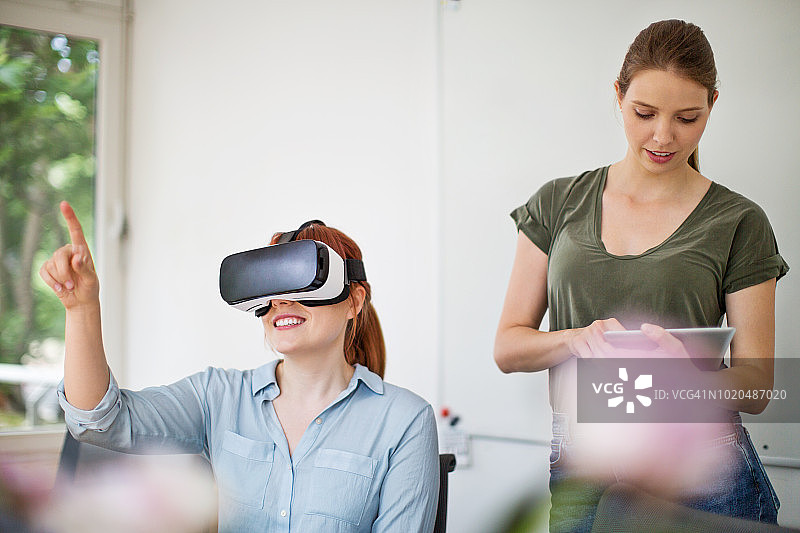 同事测试VR软件图片素材