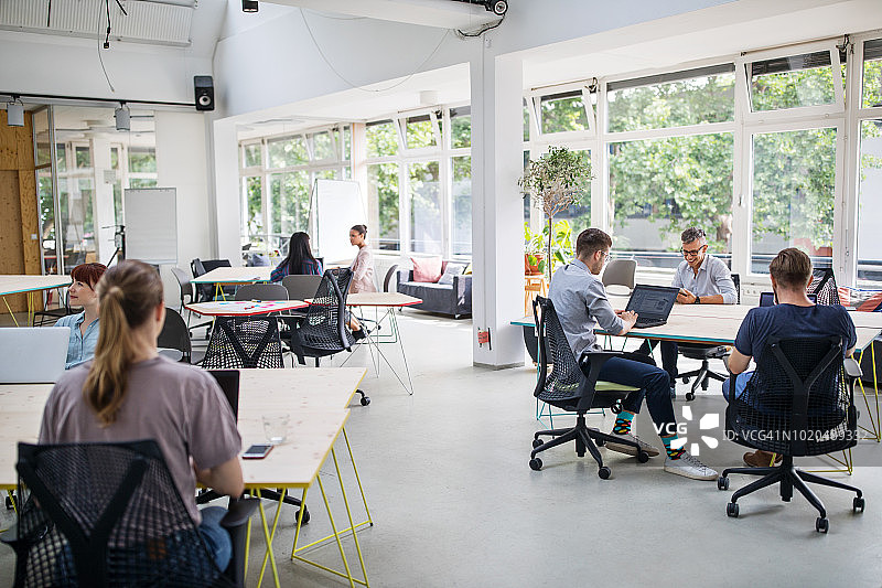 有年轻人工作的现代办公室图片素材