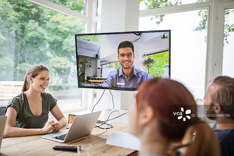 创业团队进行视频会议图片素材
