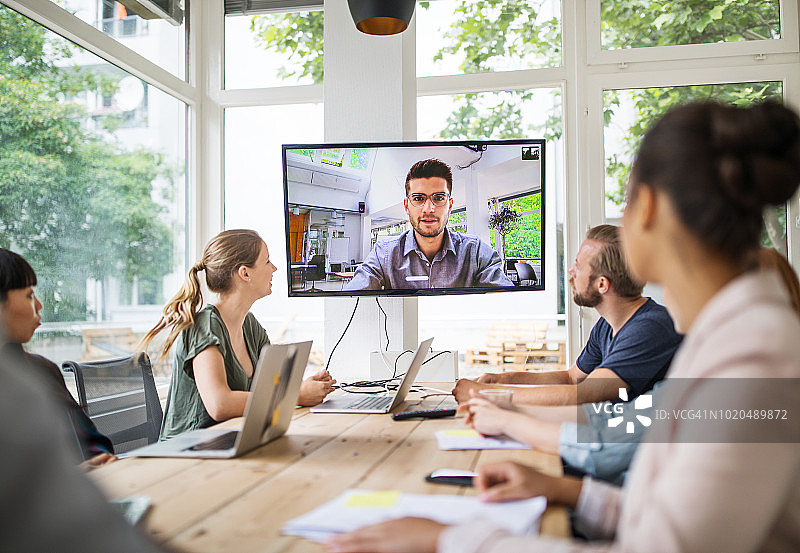 创业团队与投资者进行视频会议图片素材