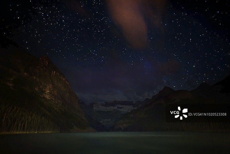 加拿大艾伯塔省路易斯湖的夜空和星空图片素材