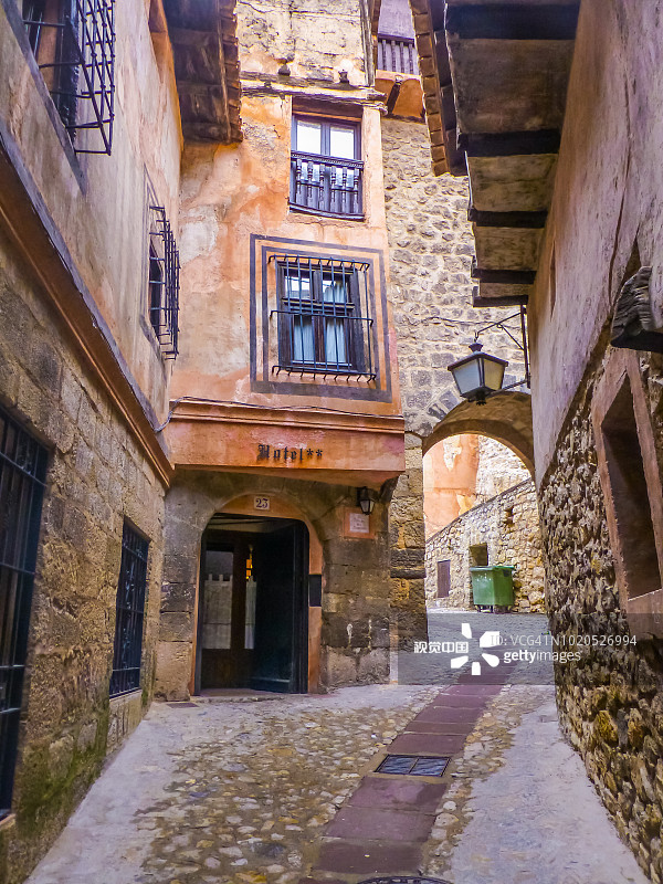 西班牙阿拉贡特鲁埃尔省阿尔瓦拉辛中世纪村庄图片素材