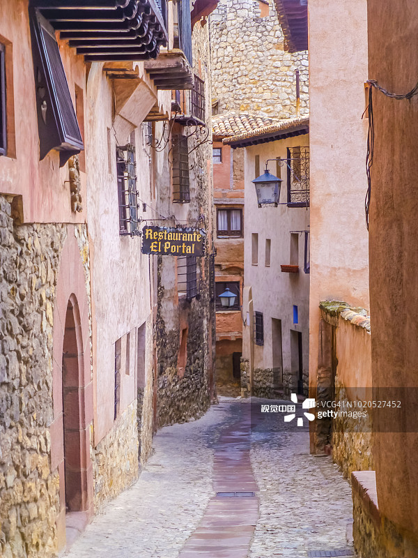 西班牙阿拉贡特鲁埃尔省阿尔瓦拉辛中世纪村庄图片素材
