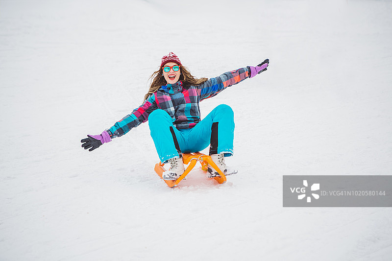 和朋友一起玩雪橇图片素材