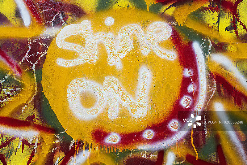 墙上的喷绘“闪耀”标志，特写图片素材