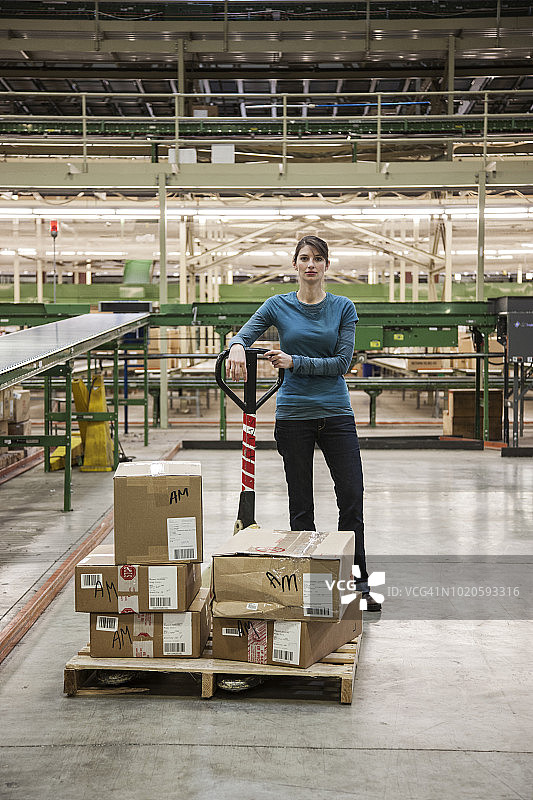 在配送仓库里工作的白人女性仓库工人图片素材