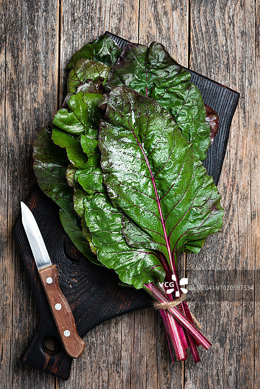 木制背景上的瑞士甜菜叶图片素材