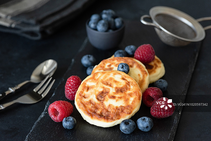 搭配果酱和新鲜浆果的奶酪煎饼图片素材