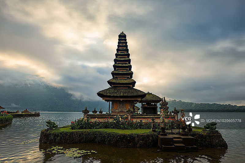 印度尼西亚巴厘岛布拉坦水神庙图片素材