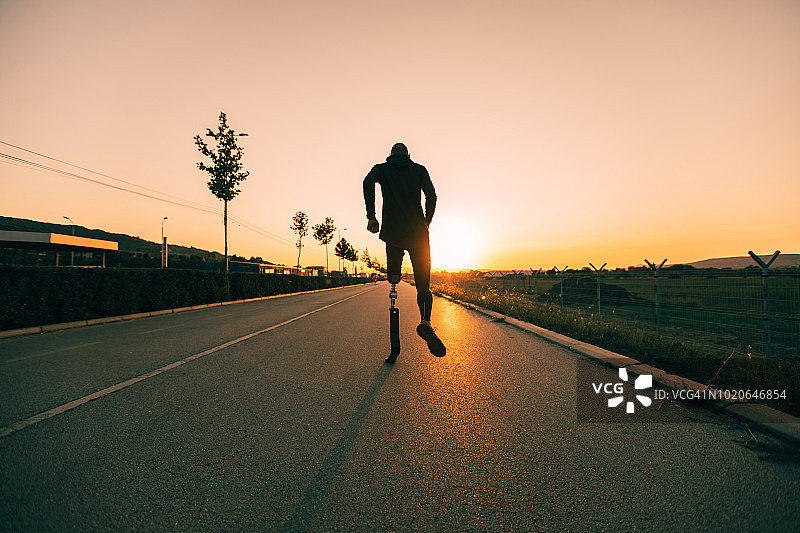 在街上跑步的残疾男子图片素材