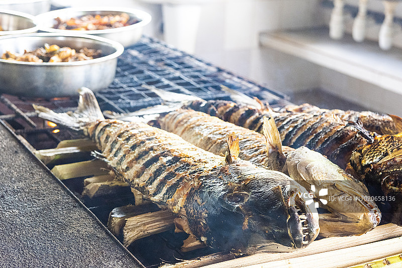 克里奥尔美食：当日烤鱼图片素材