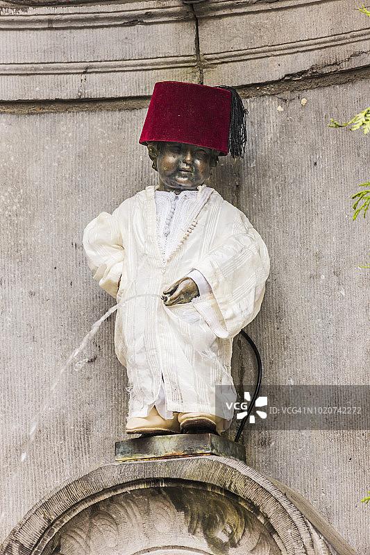 身穿摩洛哥服装的布鲁塞尔于连雕像图片素材