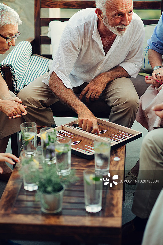 年长的朋友玩双陆棋图片素材