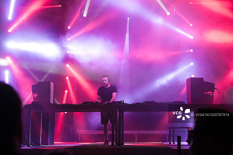 DJ播放电子音乐图片素材