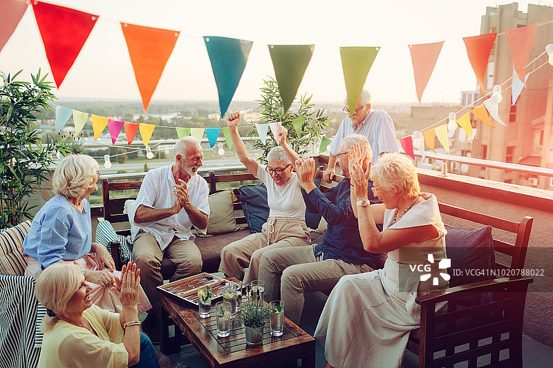 年长的朋友玩双陆棋图片素材