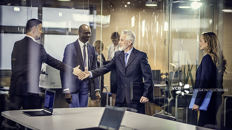 商人在办公室握手图片素材
