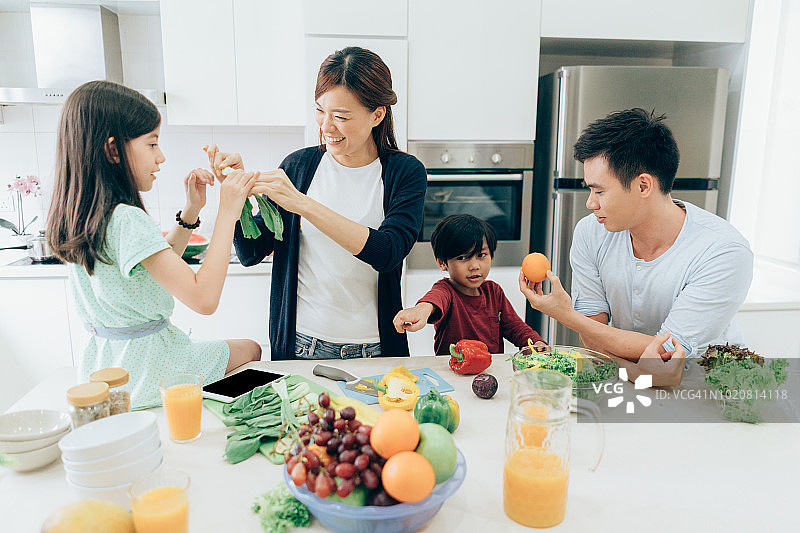 快乐的家庭一起准备午餐图片素材