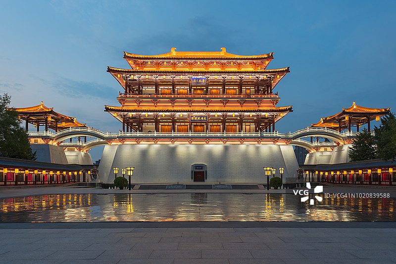 西安大唐芙蓉园紫云楼夜景图片素材